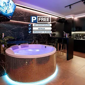 Jacuzzi Glass-house Station Apartmán